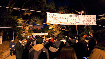 正参道右に曲がったところで渋滞