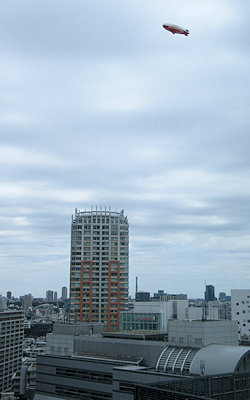 一週間後渋谷上空に鯨