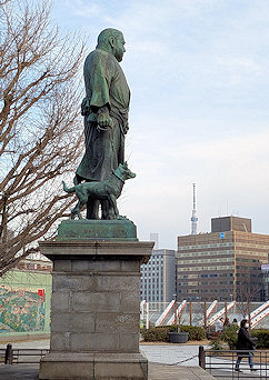 西郷どんの愛犬の鼻先に東京スカイツリー