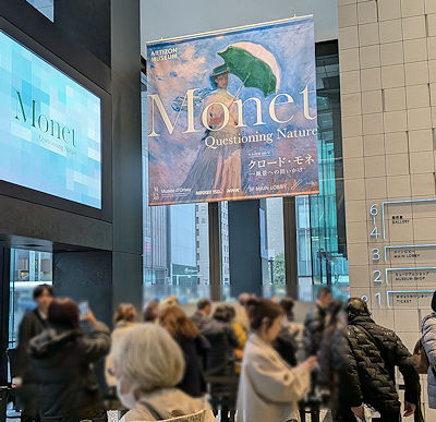 雨の平日でもこんな混雑な一階入口