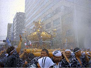 ���C���ɓ˓�