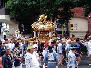 �֓��w�O�ɂĂP