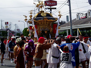 県道を進む神輿