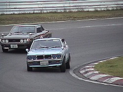 �M������