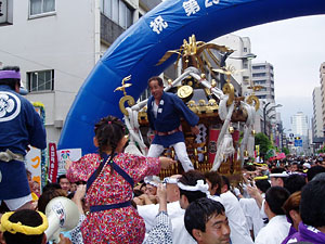 �`�r������U