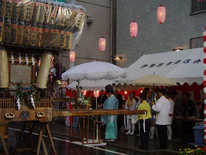 ������T���i