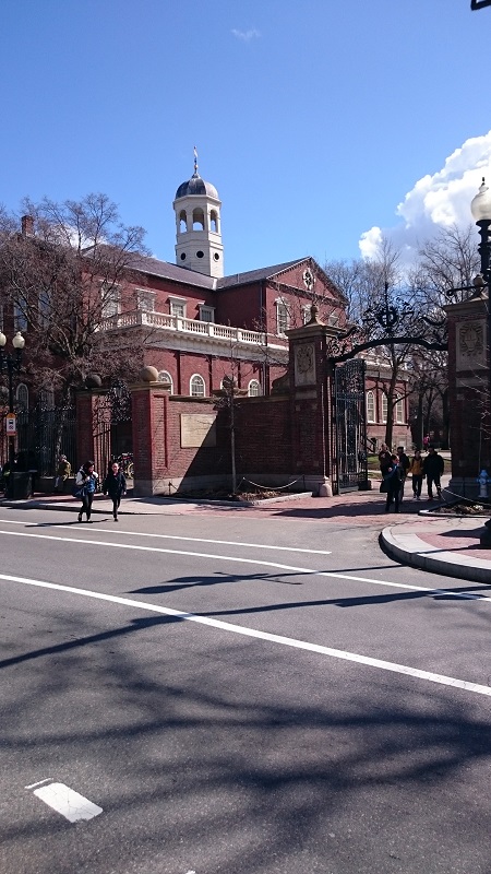 ハーバード大学の門と建物