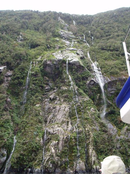 両岸の岩肌から流れ落ちる滝、滝、滝の連続