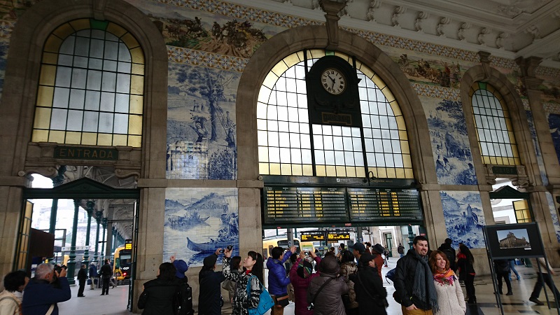 ポルト・サンベント駅の内部を飾るアズレージョ