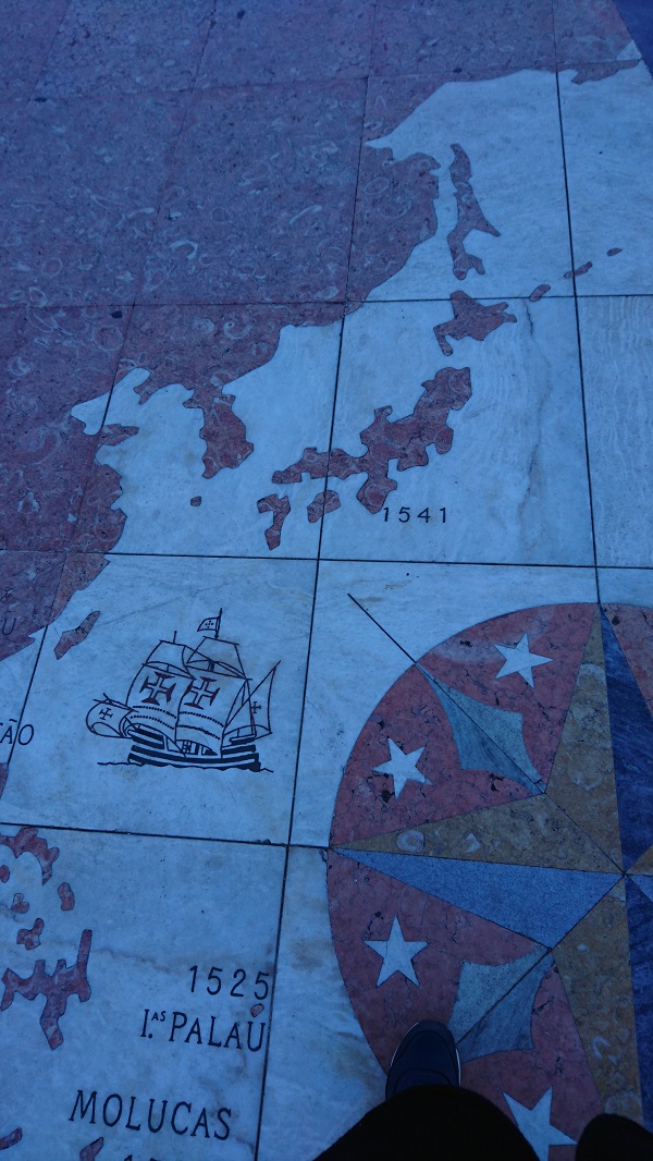 発見のモニュメント前の世界地図(日本)
