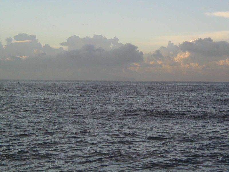 ナポリ湾の向こうにカプリ島が霞んで見える