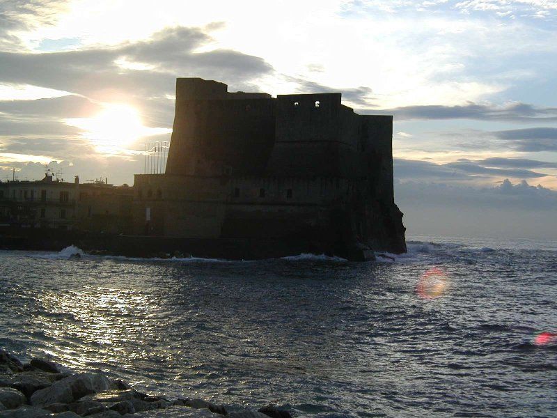 卵城の向こうから昇る朝日