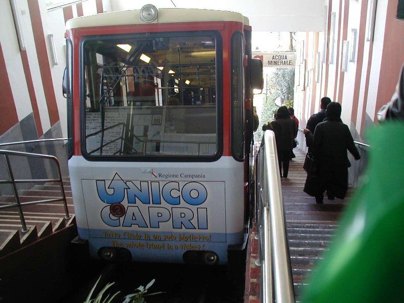 マリーナグランデへ降りるケーブルカー