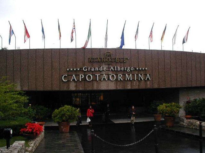 朝のグランド・アルベルゴ・カポタオルミーナの入口