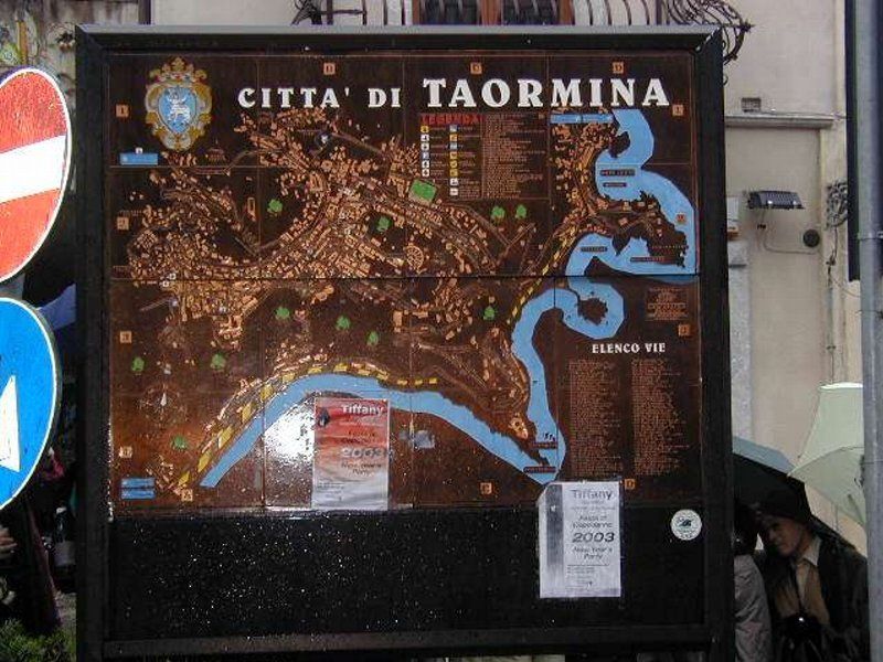 タオルミーナの案内看板