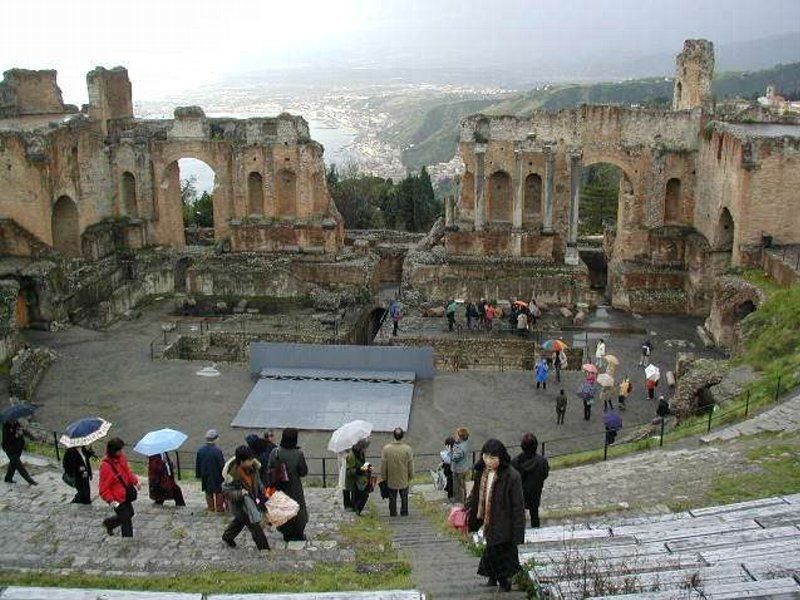 ギリシャ劇場の客席から見た全景