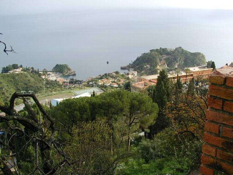 ギリシャ劇場の観客席裏から見たタオルミーナの町