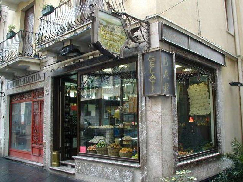 会社の人へのお土産を買ったマジパン屋さん